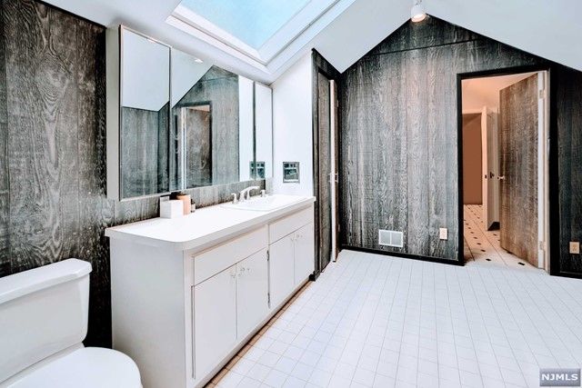 48 Karens Lane, Englewood Cliffs, NJ 07632