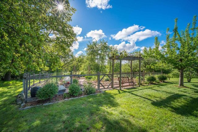 N4898 Arrowhead TRAIL, Juneau, WI 53039