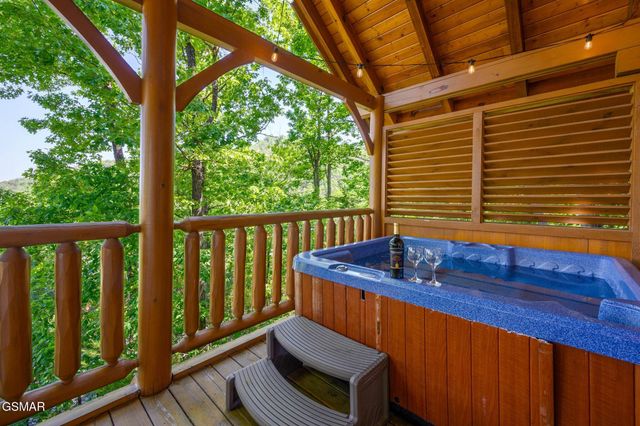 1105 Autumn Path Way, Sevierville, TN 37862