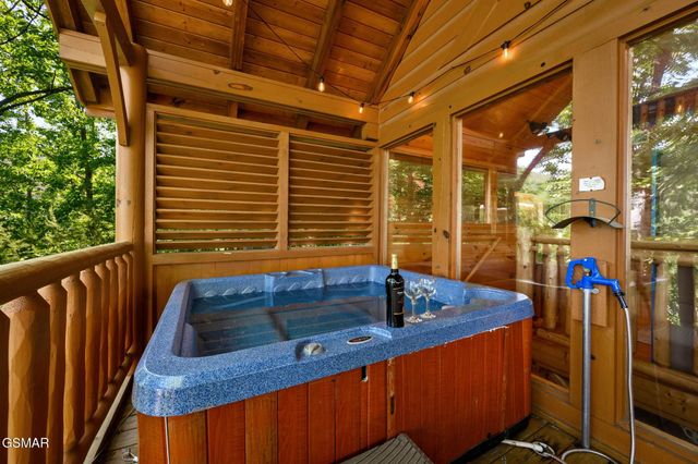 1105 Autumn Path Way, Sevierville, TN 37862