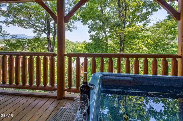 1105 Autumn Path Way, Sevierville, TN 37862