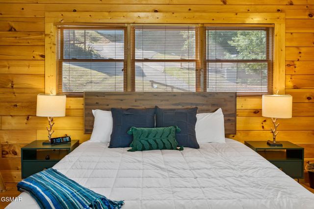 1105 Autumn Path Way, Sevierville, TN 37862