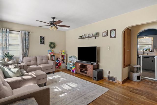 2020 N LINCOLN Avenue, Davenport, IA 52804