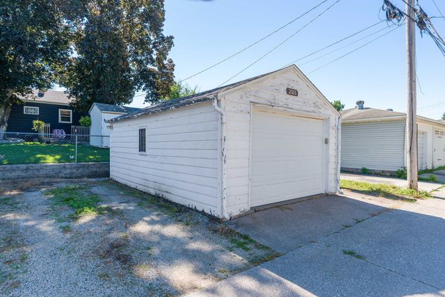 2020 N LINCOLN Avenue, Davenport, IA 52804
