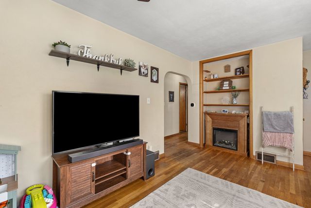 2020 N LINCOLN Avenue, Davenport, IA 52804