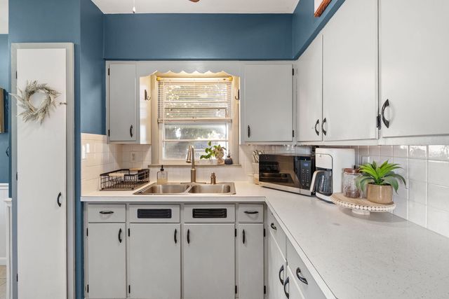 2020 N LINCOLN Avenue, Davenport, IA 52804