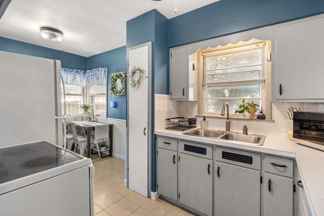 2020 N LINCOLN Avenue, Davenport, IA 52804