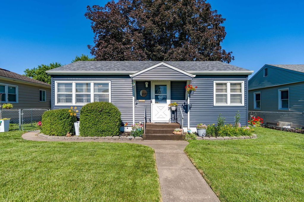 2020 N LINCOLN Avenue, Davenport, IA 52804