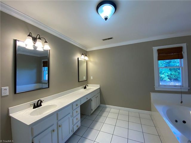 1800 Curraghmore Road, Clemmons, NC 27012