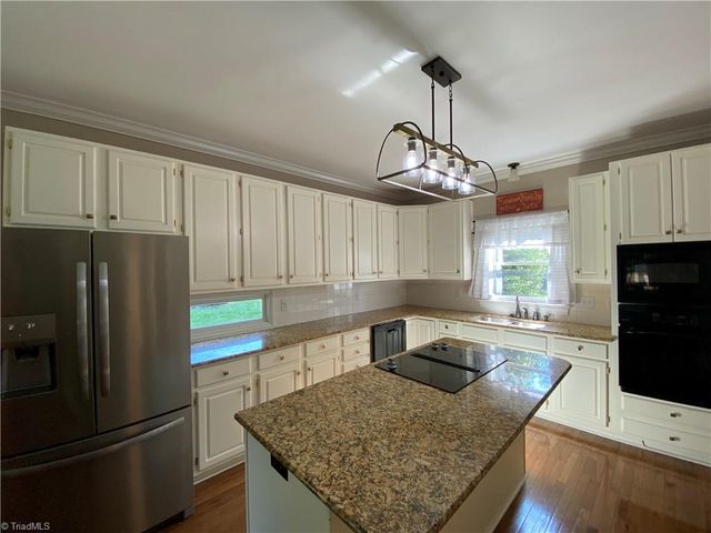 1800 Curraghmore Road, Clemmons, NC 27012