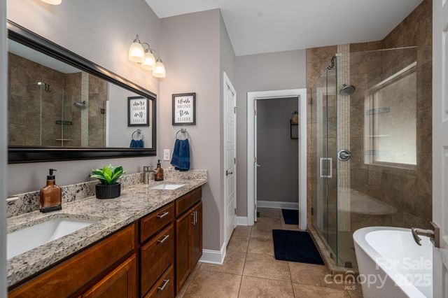 1261 10th Street Place NW 34, Hickory, NC 28601