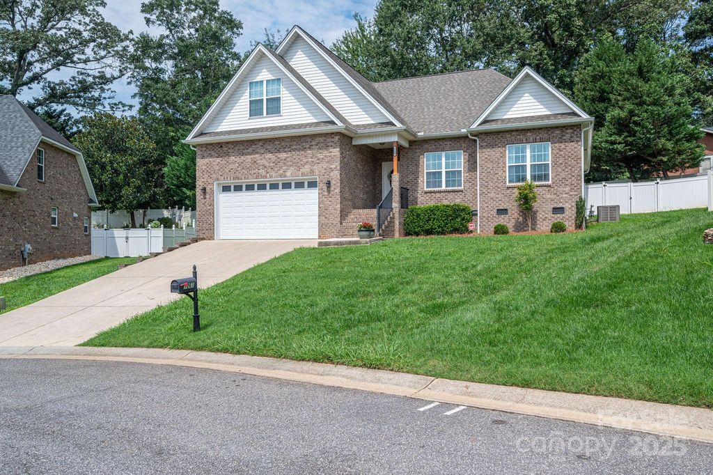 1261 10th Street Place NW 34, Hickory, NC 28601
