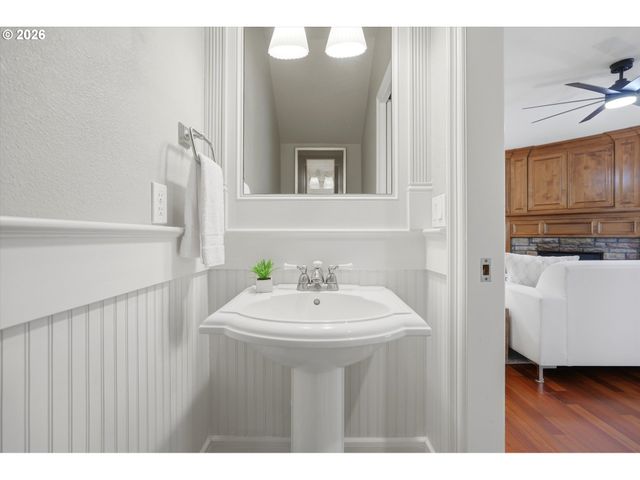 19477 VIEW Dr, West Linn, OR 97068