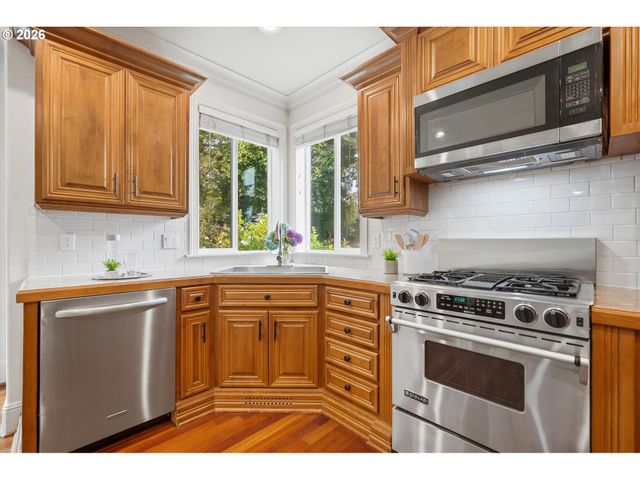 19477 VIEW Dr, West Linn, OR 97068
