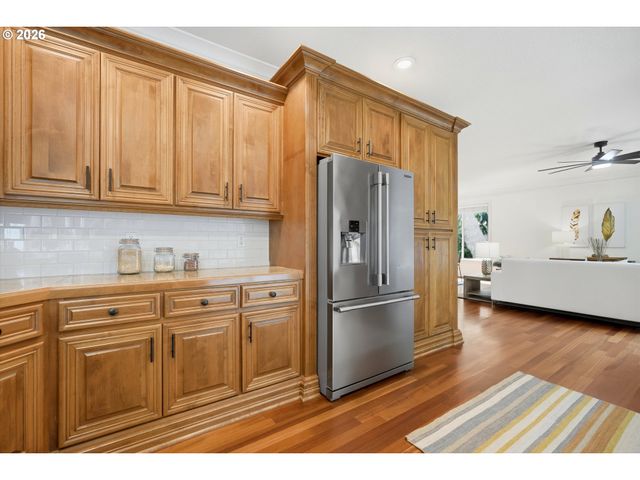 19477 VIEW Dr, West Linn, OR 97068