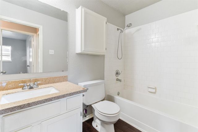 103 Almond Drive, Lake Jackson, TX 77566