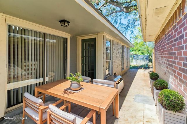 103 Almond Drive, Lake Jackson, TX 77566