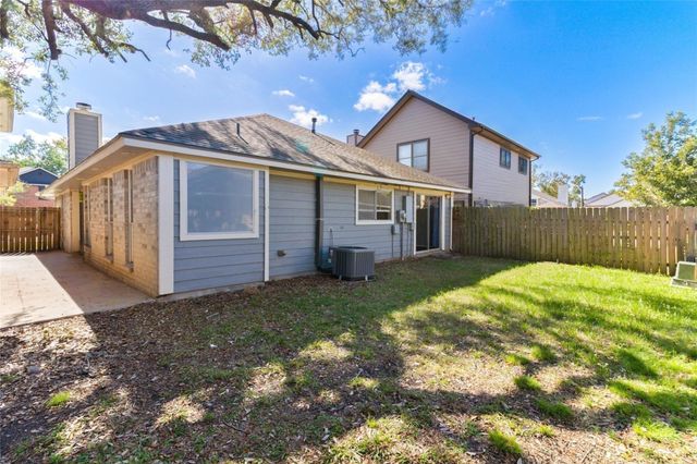 103 Almond Drive, Lake Jackson, TX 77566