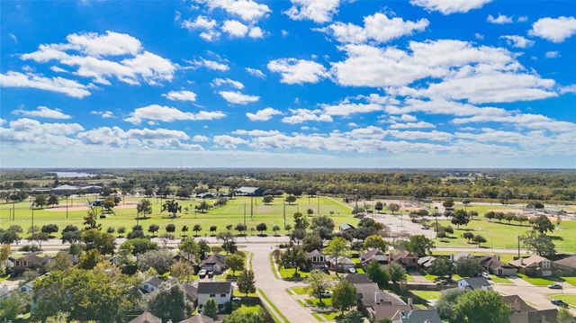 103 Almond Drive, Lake Jackson, TX 77566