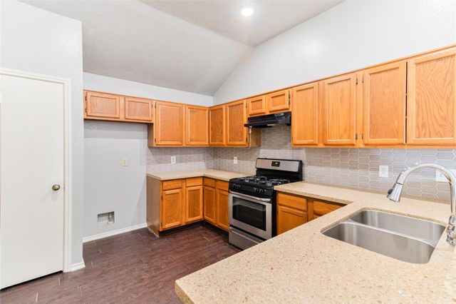 103 Almond Drive, Lake Jackson, TX 77566