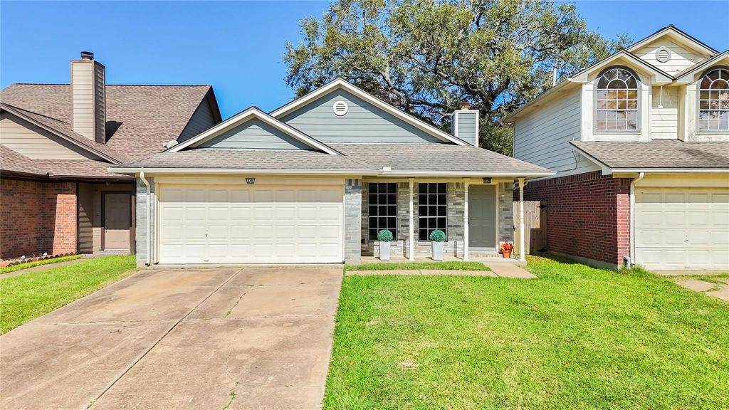 103 Almond Drive, Lake Jackson, TX 77566