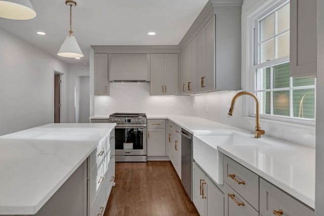 1032 Edwin Warner Dr, Nashville, TN 37205