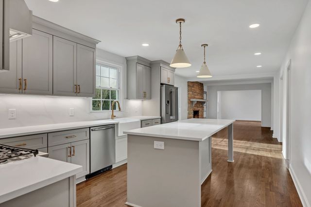 1032 Edwin Warner Dr, Nashville, TN 37205