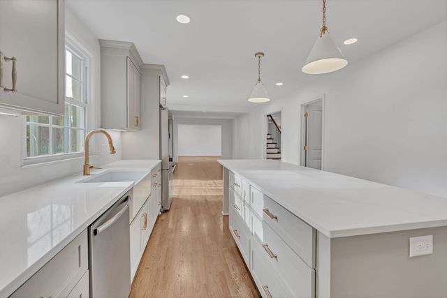 1032 Edwin Warner Dr, Nashville, TN 37205