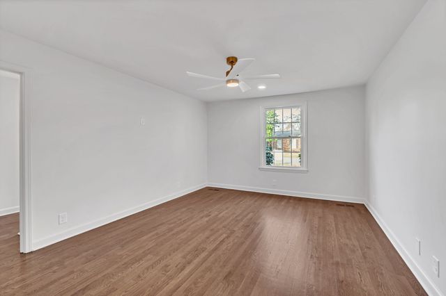 1032 Edwin Warner Dr, Nashville, TN 37205