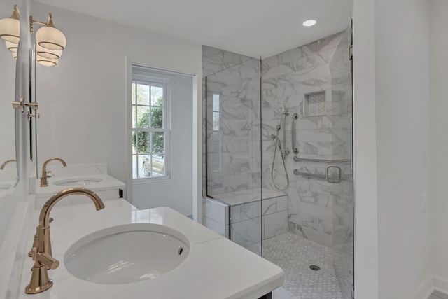 1032 Edwin Warner Dr, Nashville, TN 37205