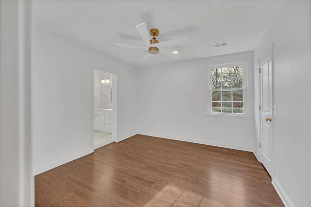 1032 Edwin Warner Dr, Nashville, TN 37205