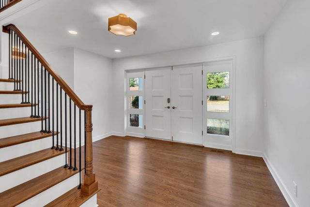 1032 Edwin Warner Dr, Nashville, TN 37205