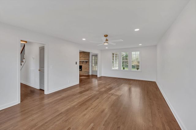 1032 Edwin Warner Dr, Nashville, TN 37205