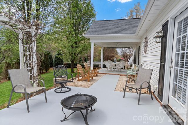 1498 Finwick Drive, Pfafftown, NC 27040