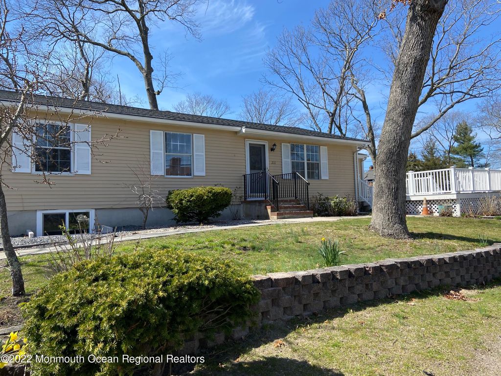 211 Henley Avenue, Pine Beach, NJ 08741