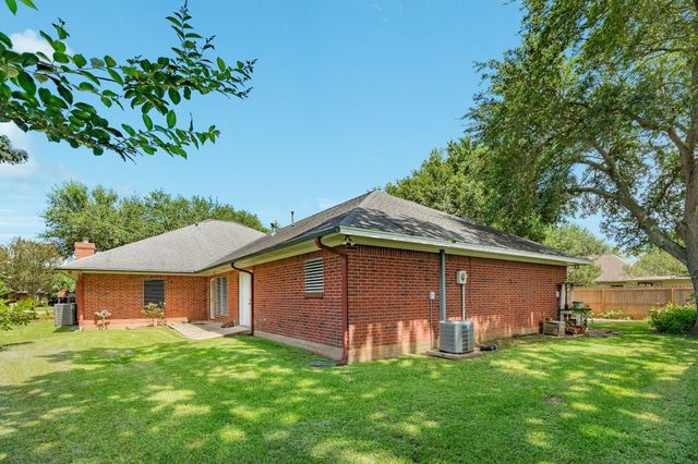 214 Dewberry Drive, Lake Jackson, TX 77566