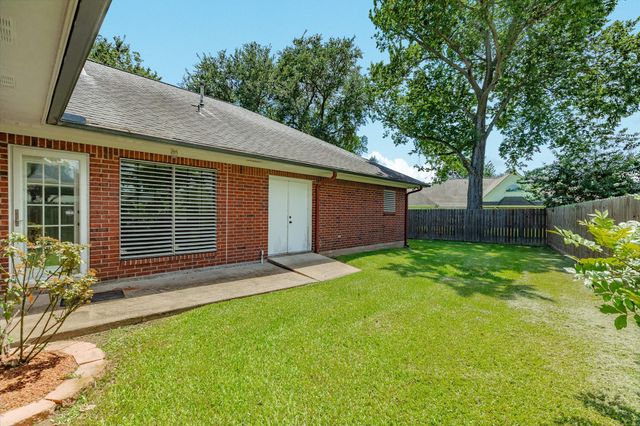 214 Dewberry Drive, Lake Jackson, TX 77566