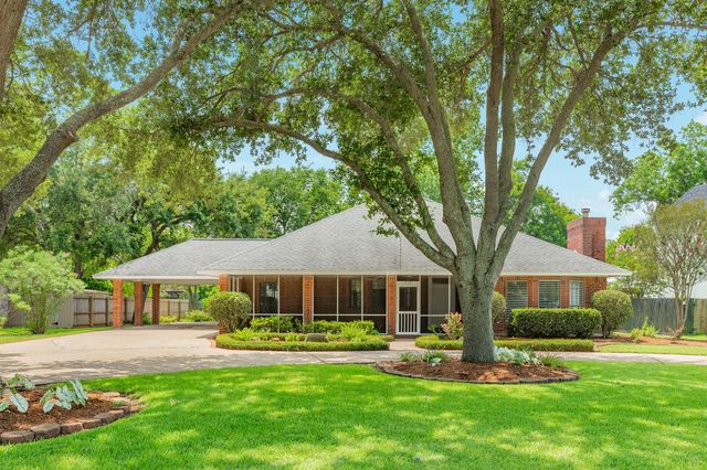 214 Dewberry Drive, Lake Jackson, TX 77566