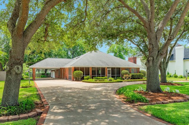214 Dewberry Drive, Lake Jackson, TX 77566