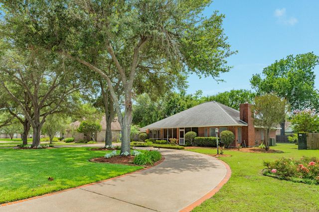 214 Dewberry Drive, Lake Jackson, TX 77566