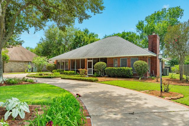 214 Dewberry Drive, Lake Jackson, TX 77566
