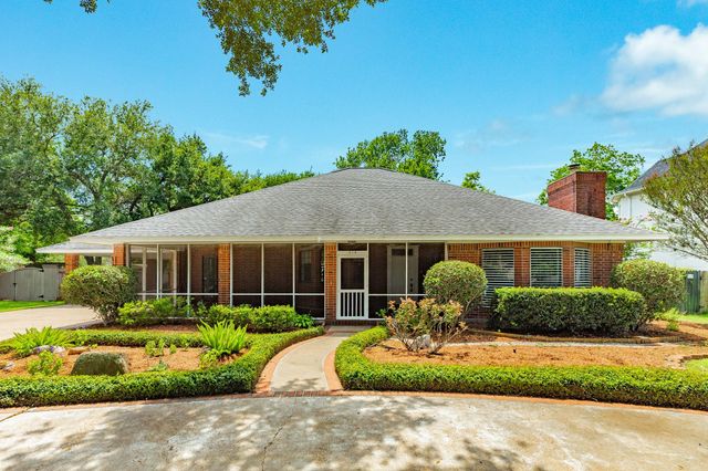 214 Dewberry Drive, Lake Jackson, TX 77566