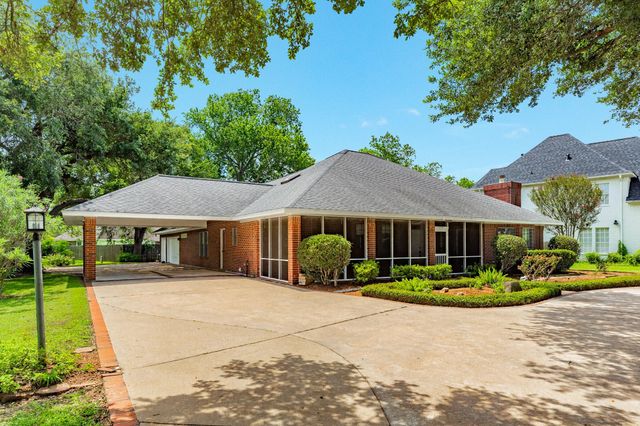 214 Dewberry Drive, Lake Jackson, TX 77566