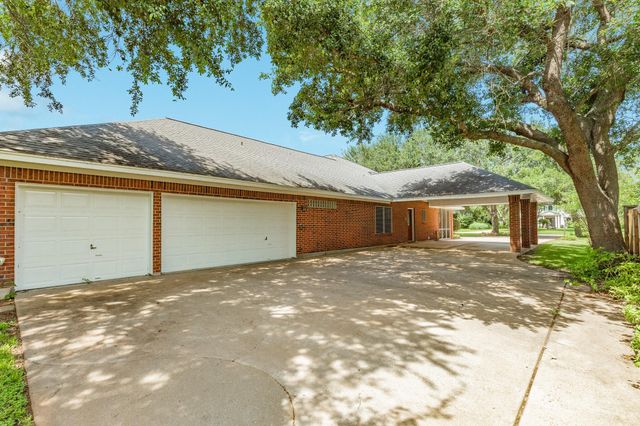 214 Dewberry Drive, Lake Jackson, TX 77566