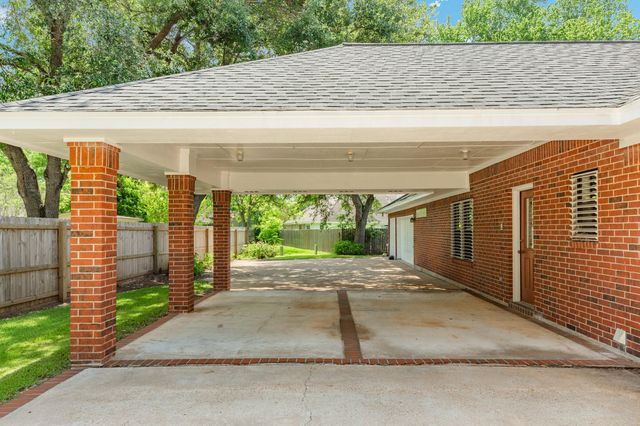 214 Dewberry Drive, Lake Jackson, TX 77566
