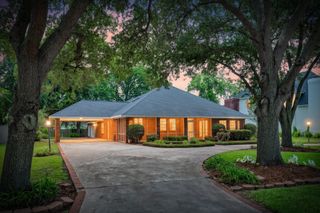 214 Dewberry Drive, Lake Jackson, TX 77566