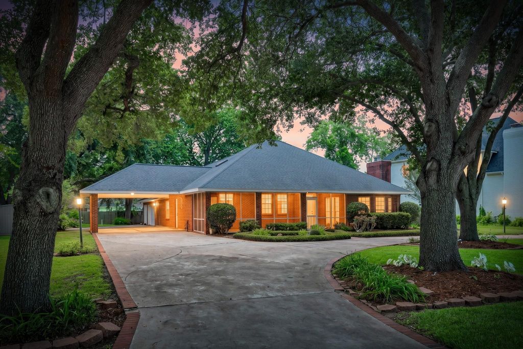 214 Dewberry Drive, Lake Jackson, TX 77566