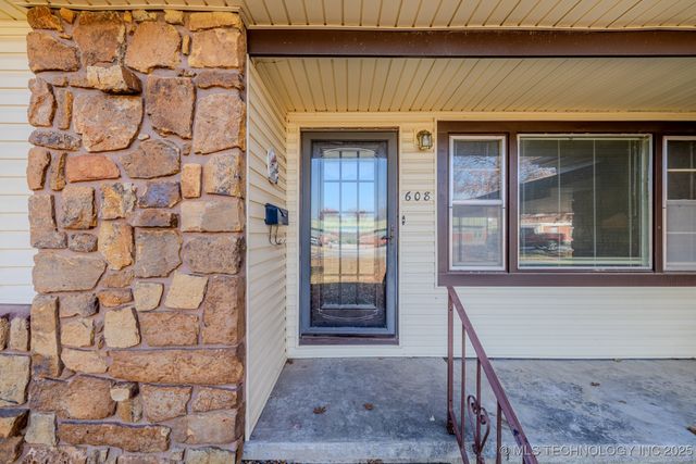 608 SE 6th Street, Wagoner, OK 74467