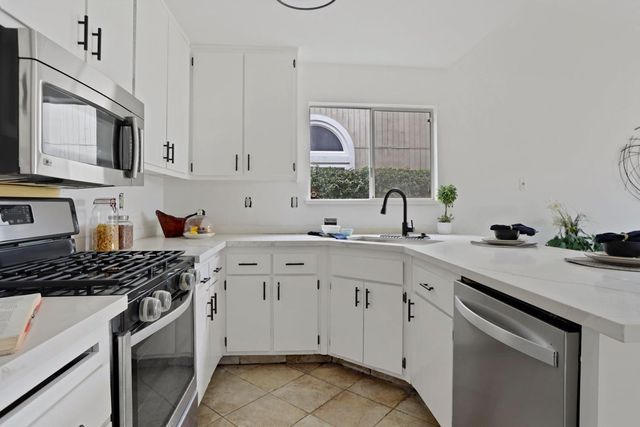 6 Smokey Leaf Ct, Sacramento, CA 95838