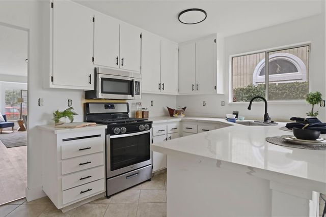 6 Smokey Leaf Ct, Sacramento, CA 95838